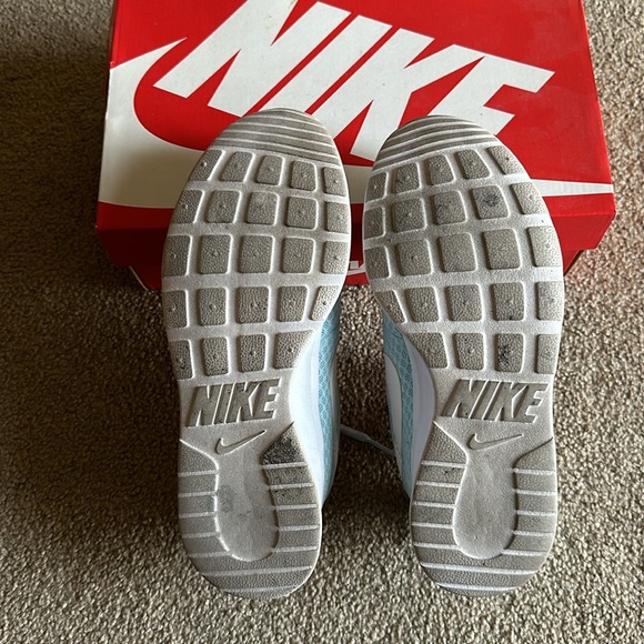 Women’s Nike Tanjun Sneakers. Can be worn casual or during workouts. - Picture 7 of 9